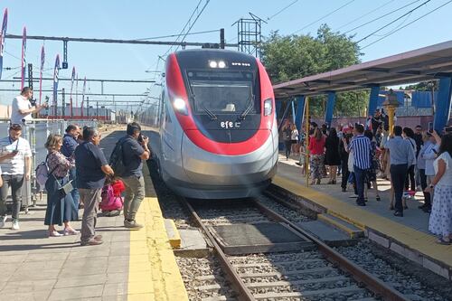 Tren Santiago-Temuco se descarriló en plena Araucanía durante su viaje inaugural