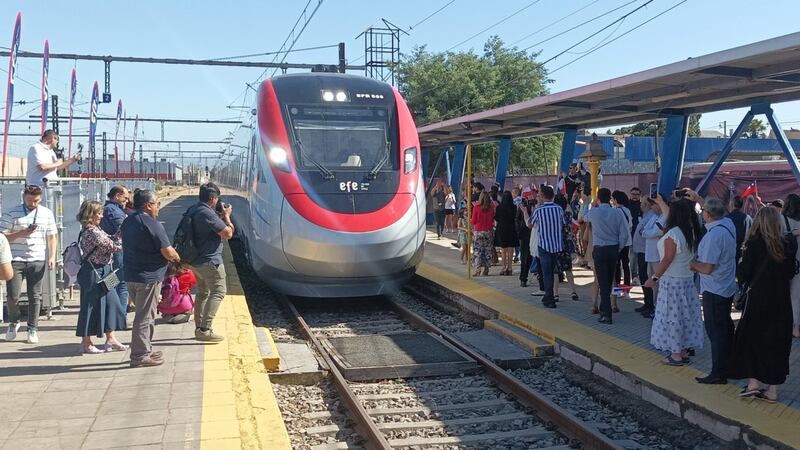 Tren Santiago-Temuco se descarriló en plena Araucanía durante su viaje inaugural