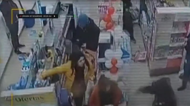 Turbazo en farmacia | Captura: T13
