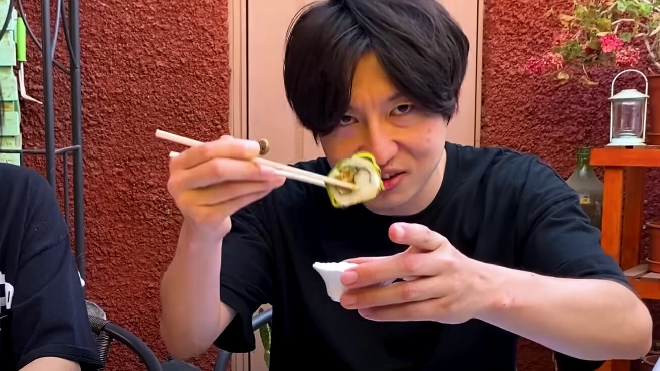Japonés prueba sushi chileno