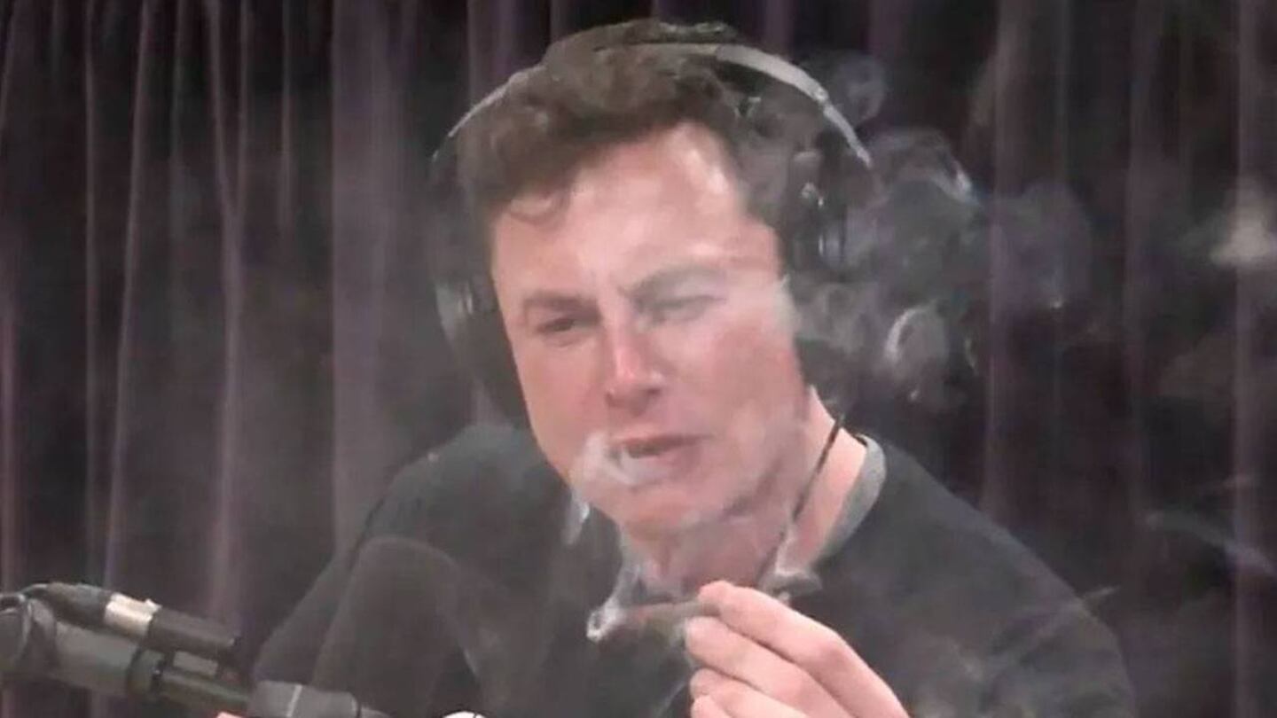 Elon Musk fuma hierba y revela que diseñó un avión eléctrico.