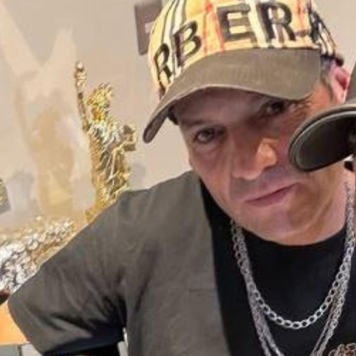 Marcianeke apoya a su padre detenido por tráfico de drogas Marcianeke apoya a su padre detenido por tráfico de drogas