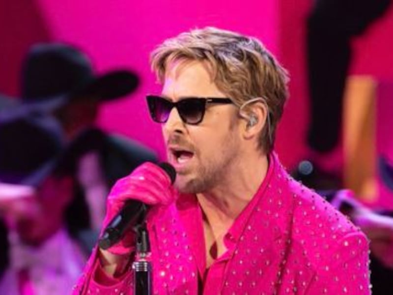 Ryan Gosling juega con el fin de “Ken” en SNL