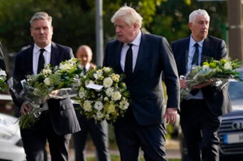 Johnson y líderes políticos británicos homenajean al legislador muerto a puñaladas por fanático en una iglesia