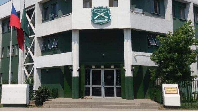 Cerca de 200 personas arremetieron contra comisaría en Huechuraba: joven de 18 años resultó detenida