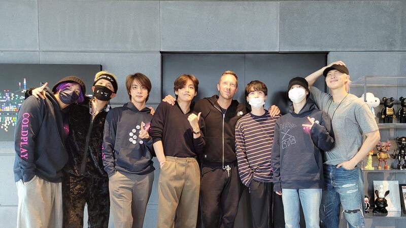 Chris Martin de Coldplay revela que ‘Yellow’ fue escrita para BTS pero la rechazaron