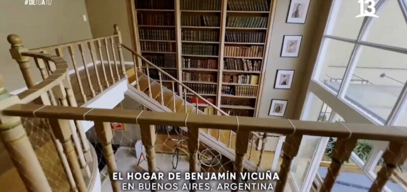 El actor Benjamín Vicuña sorprendió en el programa De tú a tú al mostrar la casa donde vive y comparte junto a sus hijo en Buenos Aires, Argentina.
Fue en una íntima conversación con el animador Martín Cárcamo, que el exmarido de Pampita mostró su bello hogar de par en par, lugar donde vive hace un año.
Uno de los motivos que lo hicieron elegir esa vivienda, fue producto de la cercanía con el colegios donde asisten sus retoños, ubicada solo a un par de cuadras y le permiten una “vida más fácil”, en cuanto a movilidad y tiempos de traslados, puesto que está ubicada en el centro de Buenos Aires, consignó Página 7.
Según se puso apreciar, la vivienda cuenta con una piscina y un gran biblioteca de varios metros de altura.
Tiene cuatro pisos, donde tres de ellos tienen terrazas, siendo el primero el que recorrió Cárcamo con Vicuña. Espacio donde el actor reservó un lugar especial para tener su cava de vinos, además de una gran biblioteca y un pequeño living comedor donde comparte con las visitas.
Todo ello, se suma a una sala de estar que tiene exclusivamente para sus pequeños, donde también alberga una gran cantidad de fotografías.
“Se ponen celosos mis hijos, porque tengo más fotos de Blanca”, contó Benjamín, respecto a su hija que falleció a los seis años por problemas de salud.
Además, Vicuña mostró su altar donde guarda sus sus trofeos más preciados y el pequeño quincho donde comparte los asados con sus amigos.