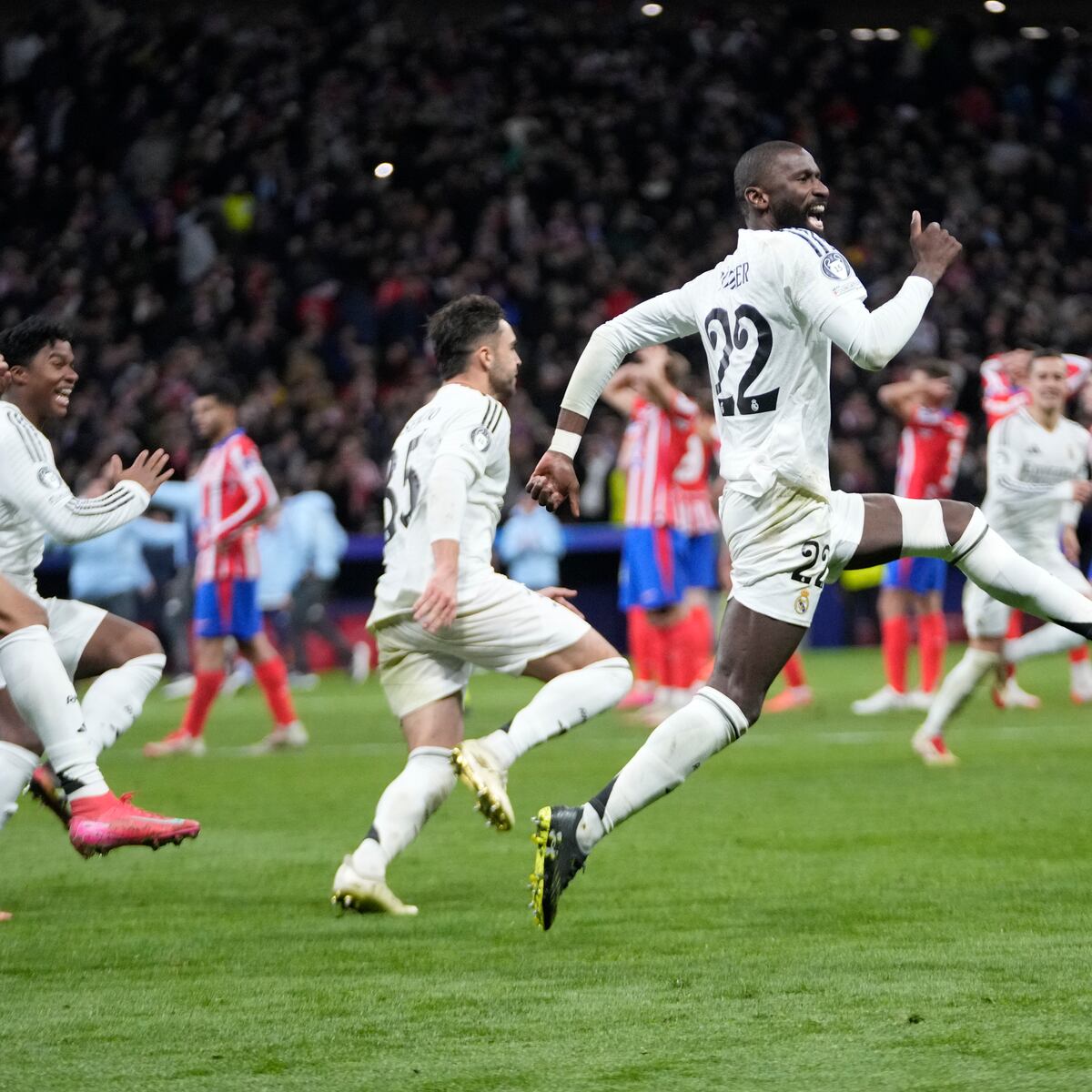 Real Madrid vence en penales al Atlético y avanza en Champions Real Madrid vence en penales al Atlético y avanza en Champions