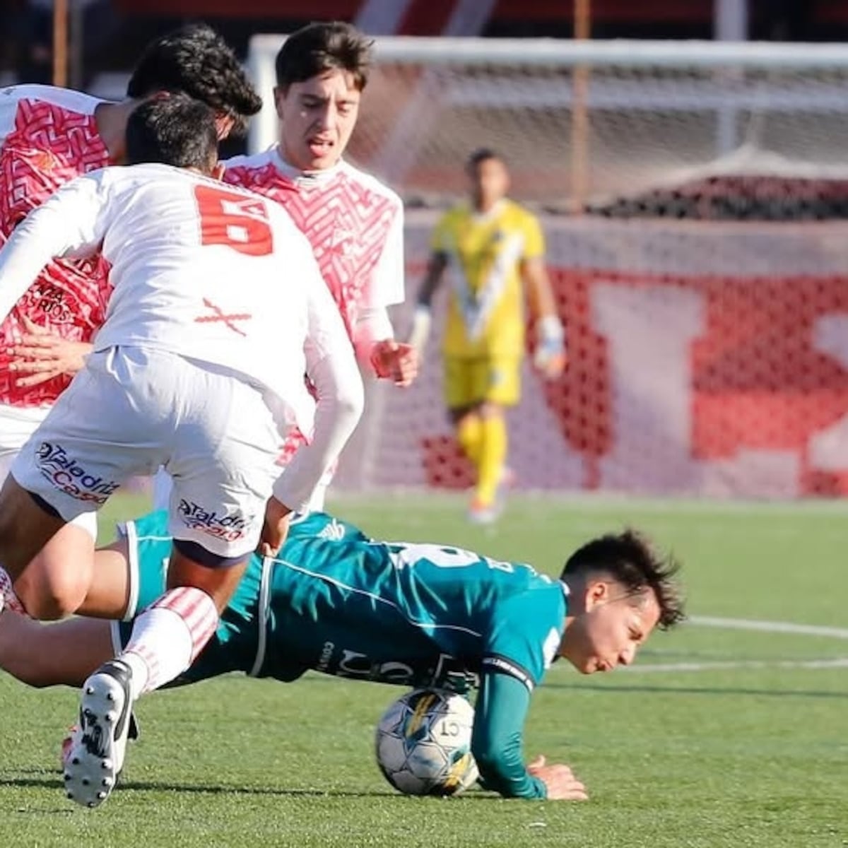 Futbolista agrede a entrenador en partido de ascenso chileno Futbolista agrede a entrenador en partido de ascenso chileno