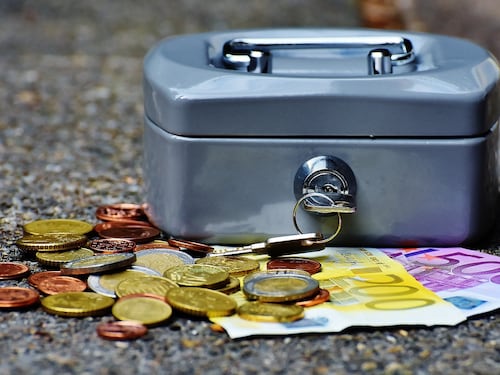 Madre demanda a su hija para dejar de mantenerla económicamente a sus 22 años