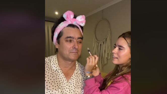 “Esto es amor incondicional”. Así Jorge Zabaleta explicó el hecho de dejarse maquillar por su hija Milagros, quien decidió probar distintos productos de belleza en el rostro de su padre, a quien usó como modelo para un video que compartió en TikTok y que recibió positivos comentarios.
“Me llegó este paquete de la Coté López y tiene mucho maquillaje adentro. Lo voy a estar probando, pero no en mí. En un invitado especial que no sé cómo aceptó esto, pero igual vamos a darle las gracias”, contó la joven en el video, antes de que apareciera el actor.
“Que onda lo wapo? Miren hasta el final para ver como queda”, escribió la influencer.
En ese momento, se puso a disposición de ella, quien se puso manos a la obra, coloreando los parpados, rostro y labios del amigo de Francisco Saavedra, quien colaboró en todo lo que pedía su retoña. Incluso se colocó una diadema skin rosada en la cabeza, para que el pelo no molestara.
“Te vamos a poner en toda la cara, ya. Porque estás un poco pálido”, decía Milagros en media rosado.
“Ahora que tenemos a Jorge Zabaleta, más conocido como ‘un asadito’, vamos a ir con un iluminador”, relataba ella sobre su paciente modelo.
“Te gusta cómo estás quedando?”, -Mucho, respondía él.
El registro ya cuenta con más de 60 mil corazones y más de 482 mil reproducciones. También generó una ola de reacciones en la web, generando casi mil comentarios, celebrando la buena onda del “Papi Ricki”.
“Zabaleta, te amo por la cresta”, “La cara cuando aparece con el cintillo”, “Resumen del video: te ves liindo”, “La blusa de señora le da el toque”, “Me encantó”, “Morí con sus caras, son notables”, “Excelente padre”, fueron algunos de los mensajes que dejaron los usuarios en la plataforma.