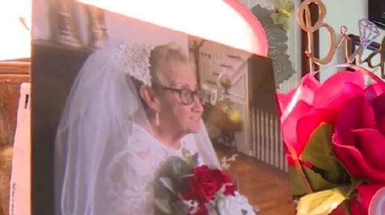 Mujer se casa consigo misma