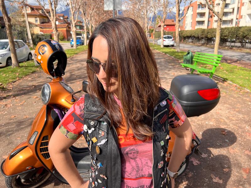 Lucirlos ella misma para mostrarlos cómo se ven en una chaqueta, ha sido la mejor manera de promocionar sus pines. Sus principales clientas y difusoras, sus amigas motoqueras de @vespaqueenschile.