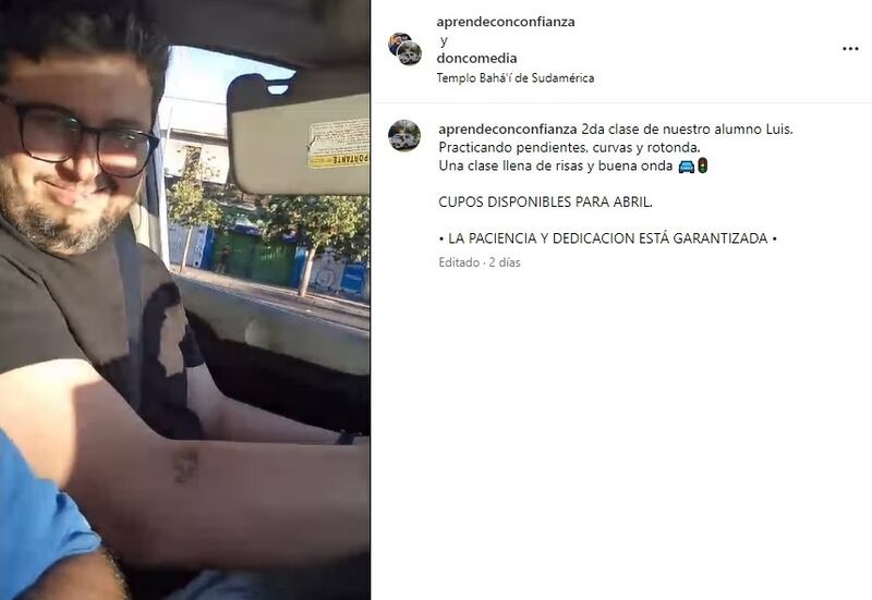 El humorista lleva unas pocas clases de conducción en una academia de manejo de automóviles.