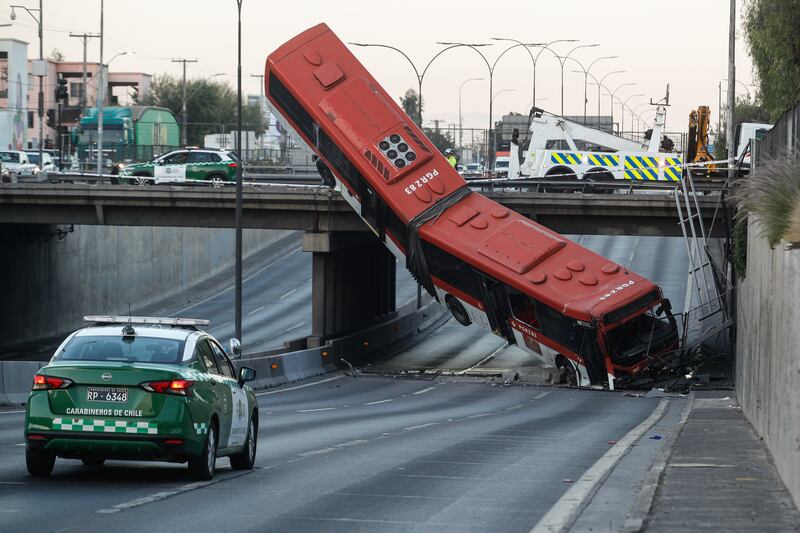 Bus Red cae desde puente Departamental | 19 DE ABRIL DE 2025 / SANTIAGO
Accidente Vehicular en Departamental y Ruta 5 entre un vehículo menor y un Bus Red, este último termina perdiendo el control callendo hacia el paso bajo nivel de Ruta 5 en la comuna de San Miguel
FOTO: DIEGO MARTIN / AGENCIAUNO