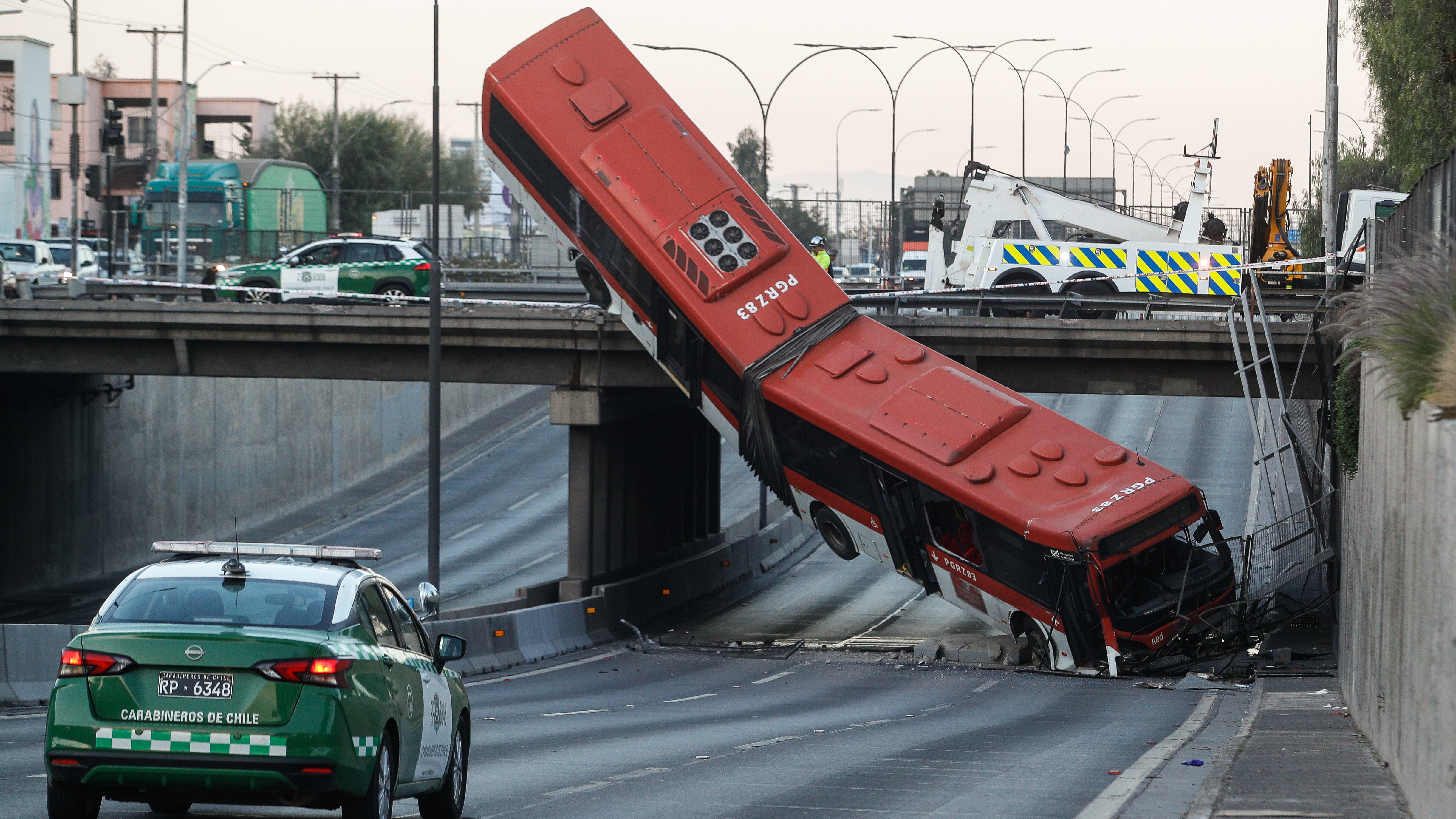 Bus Red cae desde puente Departamental | 19 DE ABRIL DE 2025 / SANTIAGO
Accidente Vehicular en Departamental y Ruta 5 entre un vehículo menor y un Bus Red, este último termina perdiendo el control callendo hacia el paso bajo nivel de Ruta 5 en la comuna de San Miguel
FOTO: DIEGO MARTIN / AGENCIAUNO