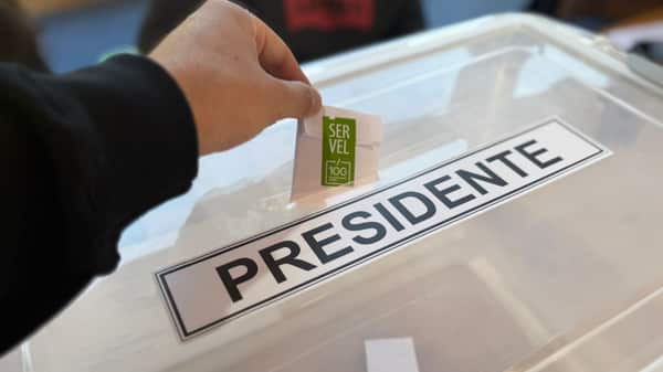 Fiscalía indaga denuncia por retiro de urna en Santiago: testigo asegura que vocales levantaron sospechas