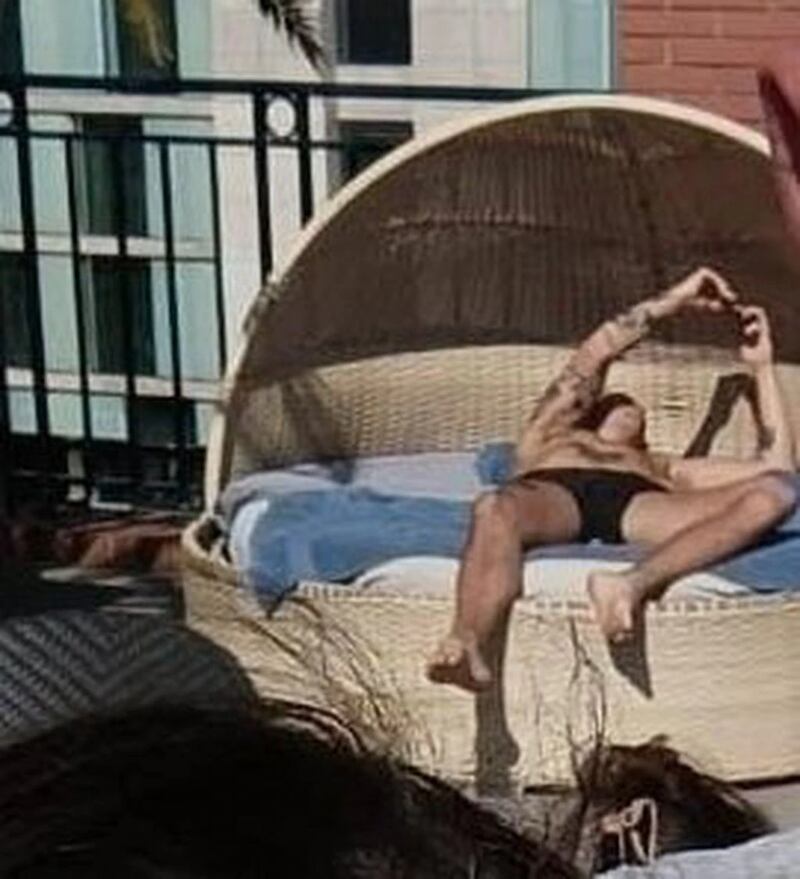 Harry Styles tomando sol en Chile, Vía Twitter