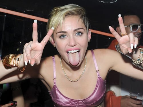Miley Cyrus ayudó a una pareja a comprometerse en el escenario de Lollapalooza
