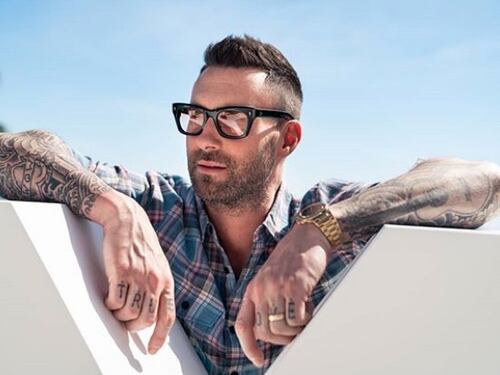 Adam Levine arriba a sus 43 años más sexy que nunca