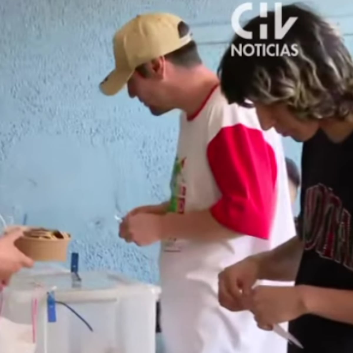 Cathy Barriga lleva galletas a votar y vocales rechazan obsequio Cathy Barriga lleva galletas a votar y vocales rechazan obsequio