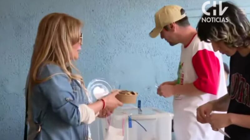 Cathy Barriga llegó a votar con galletas de regalo para los vocales de mesa: rechazaron el obsequio porque podía ser acusada de cohecho