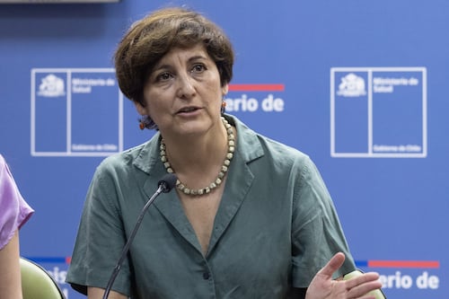 Revelan que paciente postergado por cirugía a madre de ministra Aguilera murió tres días después