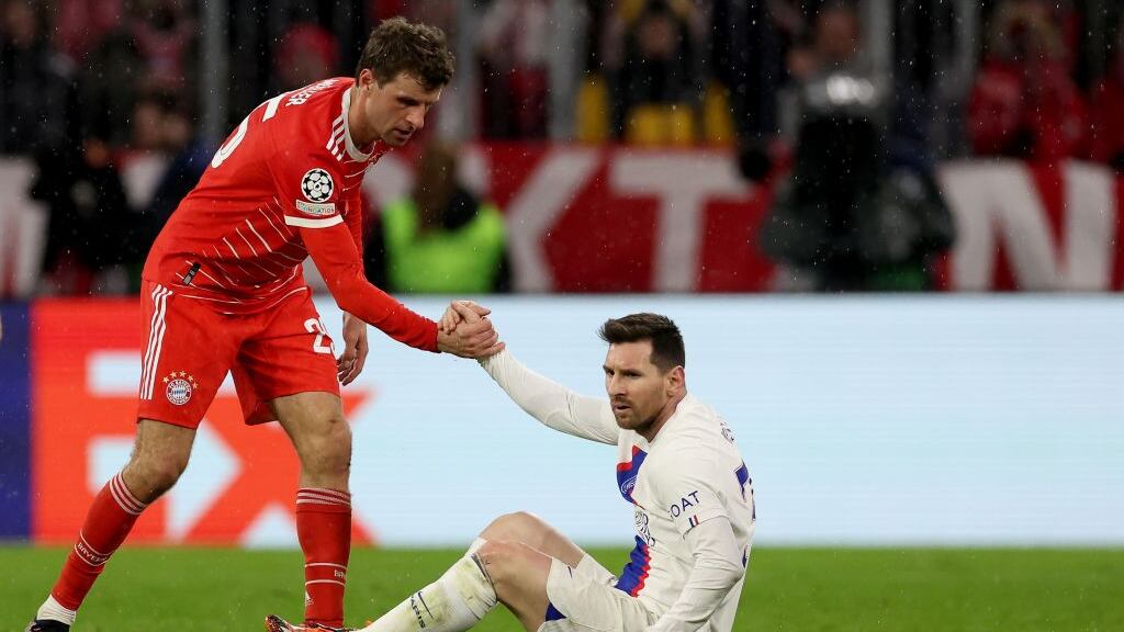 Thomas Mueller volvió a gar un enfrentamiento directo contra Messi en Champions League.