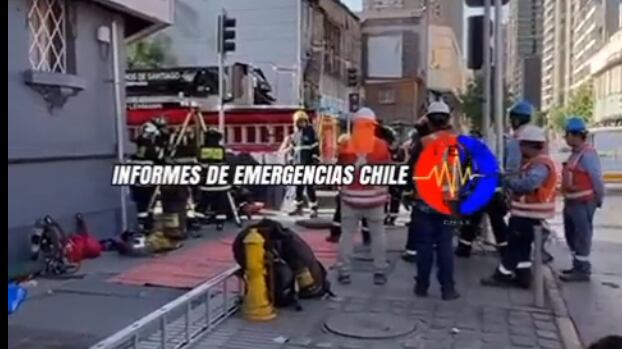 Personal de Enel se encontraba realizando trabajos de mantención cuando se percataron de la presencia de un cuerpo de un hombre sin vida en un ducto eléctrico subterráneo.
El hallazgo ocurrió en horas de la tarde del sábado 5 de noviembre en las intersecciones de las calles Carmen con 10 de julio, pleno centro de Santiago. Los trabajadores, tras descubrir el hombre muerto dieron alerta Carabineros y Bomberos.
La capitán Jennifer Ale, de la 4° Comisaria de Santiago, entrego detalles de lo sucedido. "Carabineros de la cuarta comisaría fueron alertados por una empresa que realizaba trabajos en un ducto subterráneo de cableado eléctrico".
Esto, producto de "un sujeto que ingresó resultado fallecido, al parecer por una descarga eléctrica".
Además añadió que "los antecedentes fueron puestos a disposición de la Fiscalía, quien determinó que la sección de investigación policial realizara las diligencias tendientes a esclarecer la dinámica de los hechos".
En el lugar se desplego un amplio operativo para realizar las labores de rescate del cuerpo. Donde por la complejidad del trabajo Enel debió cortar el suministro eléctrico por el alto voltaje en el sector, para que así Bomberos pudiera bajar a la cámara subterránea y sacar el cuerpo.
Hasta el momento se desconocen las razones de cómo terminó el cadáver en ese lugar.