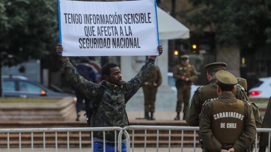En horas de la mañana un ciudadano extranjero se instaló en las afueras del Palacio de La Moneda con cartel en mano, advirtiendo de tener una importante información que las autoridades debían conocer, porque puede afectar al país.
“Tengo información sensible que afecta a la seguridad nacional”, tenía escrito en el lienzo que mostraba con las manos en alto.
Tras su intervención, al hombre se le permitió el ingreso a la Casa de Gobierno, donde fue recibido por el abogado de la ministra del Interior Carolina Tohá.
Según contó al medio Agencia Uno el motivo de su denuncia es por “una red de pornografía infantil y espionaje masivo que está sucediendo”, alcanzó a decir antes que carabineros le solicitara su cédula de identidad.
Pero, aseguró que eso es “solo una parte, hay mucha más que esa”, la cual la dará a conocer en su totalidad cuando la reciba la secretaria de Estado.
“Todavía no me recibe la ministre, cuando la ministra me reciba yo le doy la información a ella. Me recibió el abogado de la ministra, debatimos unas cosas. Se está investigando una denuncia que yo puse hace tres meses sobre esta red y aún el fiscal tuvo alguna citación”.
“Les dije quiénes eran sus líderes, su modus operandi y cómo trabajaban y nunca me han llamado de la fiscalía y de ningún lado. Y la otra denuncia no la puse, porque si no me llamaron de esta qué voy a esperar de la otra”, dijo resignado.
Sin embargo, agradeció que desde La Moneda lo han tratado “muy bien” y va a esperar que lo llamen para “entregar la información correspondiente a la ministra”.