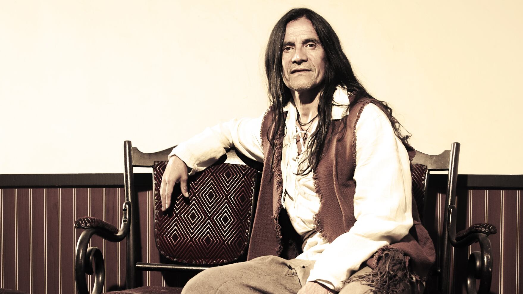 El retirado futbolista, campeón de Copa Libertadores en 1991 con Colo Colo, es uno de los integrantes del nuevo reality de Canal 13 "¿Ganar o servir?".