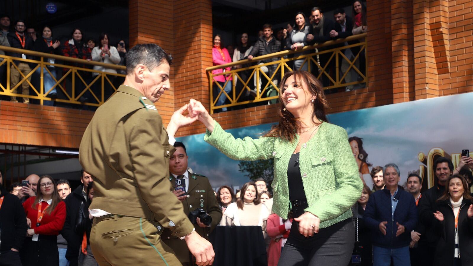 Priscilla Vargas baila en aniversario de Canal 13