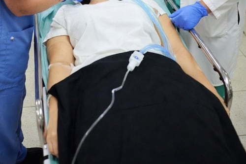 Mujer queda en estado crítico tras paro cardiorrespiratorio en cirugía estética en Providencia