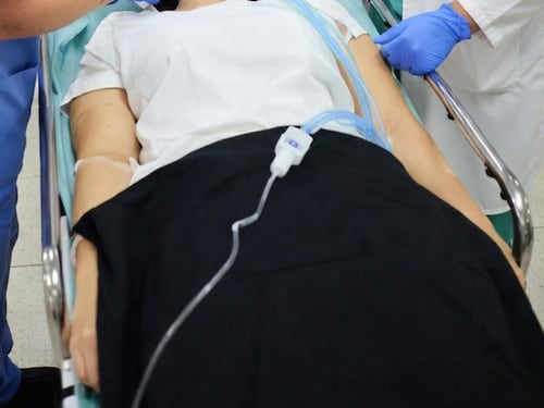 Mujer queda en estado crítico tras paro cardiorrespiratorio en cirugía estética en Providencia