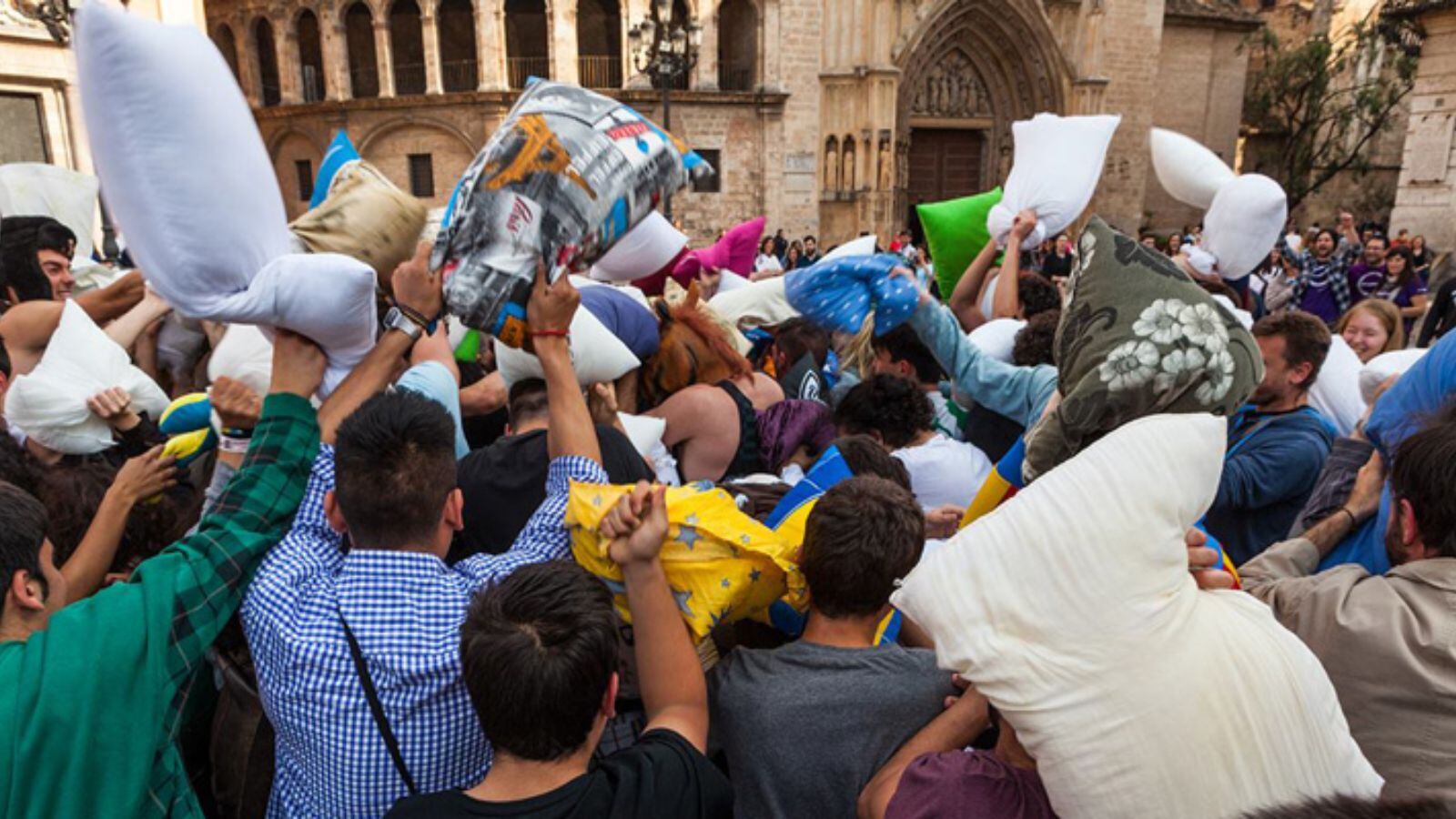 Curioso: Municipio argentino organizará “guerra de almohadas” para combatir el estrés y la ansiedad