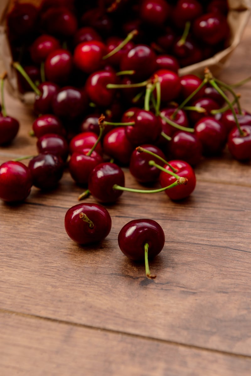 Según la nutrióloga Alejandra Toledo, las cerezas son consideradas un superalimento porque tienen bajo índice glucémico, por lo que son ideales para personas con diabetes o resistencia a la insulina. Foto: Freepik.