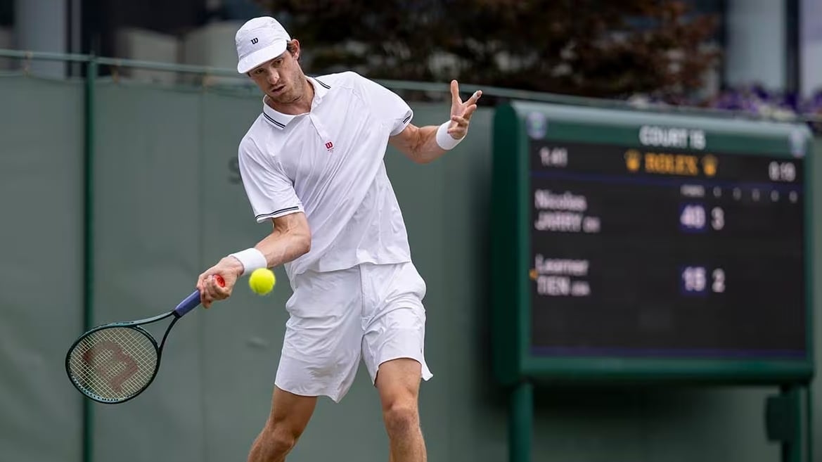 El chileno avanzó a la tercera ronda del abierto británico luego de vencer este miércoles por 6/2, 6/2 y 6/3 al estadounidense Learner Tien.