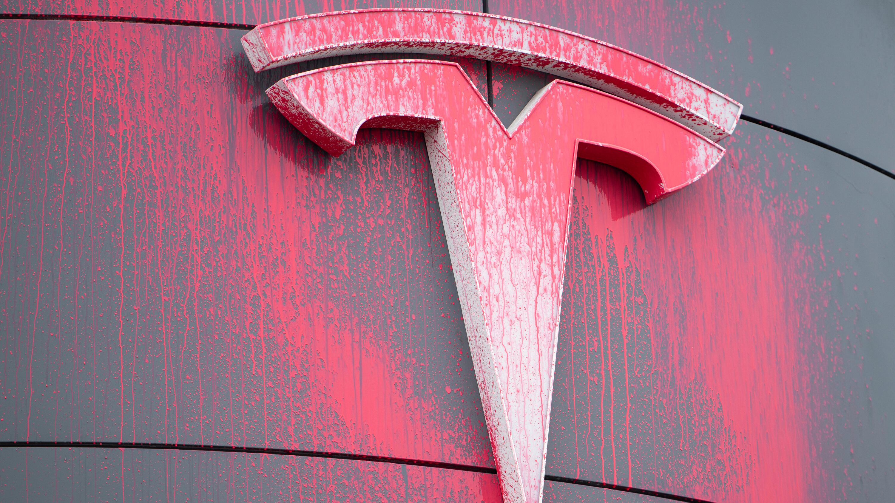 Punto de venta de Tesla vandalizado en Canadá.