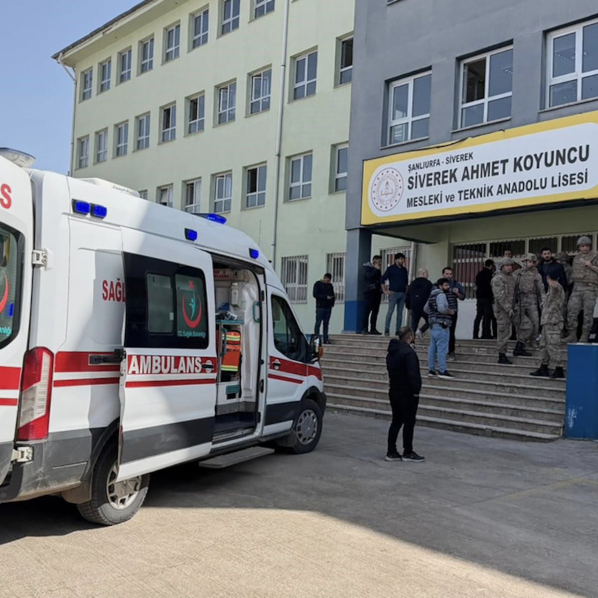 Atacante hiere a 16 personas en escuela de Turquía Atacante hiere a 16 personas en escuela de Turquía