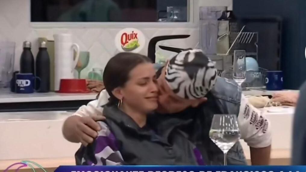 La noche del jueves Gran Hermano tenía una sorpresa para los participantes y los televidentes. Se trataba del reingreso temporal de cuatro de los seis eliminados por el público: Ariel, Maite, Fernando y Francisco Arenas, bautizado con cariño como “Papá Lulo”.
Fue justamente él quien hizo llorar a los televidentes con su emotiva entrada, puesta que corrió por la casa buscando a sus más cercanos, llegando donde Constanza, La Pincoya y Sebastián, a quienes les dedicó emotivas palabras y los emocionó hasta las lágrimas, mientras ellos no podían moverse puesto que se trataba de una prueba llamada “congelado”.
A la primera que abrazó fue a Coni, rompiendo ambos en llanto.
“Donde está mi gladiadora. Fuerza, fuerza, fuerza. Tú eres valiente, capaz y te voy a estar apoyándote de afuera, no te he olvidado. Yo soy tu padre. Te quiero mucho”, fueron algunas de sus palabras.
Tras ello pasó frente a Hans y le pidió disculpas por no haberse despedido. “Hans lo siento mucho”, le indicó.
Posteriormente buscó a su amiga Pincoya, a quien abrazó y llenó de amor. Tras ello fue en busca de Sebastián, quien estaba acostado en su cama.
“Compadre, te conozco poco pero te quiero. Cuídame a la Coni, voy a tener fe en ti. No peleen. Sé que eres buena persona”, le dijo llorando.
Además, le dijo que “cuando joven yo fui como tú. Te miro y conozco la cara de un buen hombre. Piensa cuando hagas algo, te quiero mucho. Cuida a las dos (Coni y Pincoya). Nos vemos afuera, los voy a estar esperando”, sentenció.
Finalmente, cuando abandonaba la casa, les dio un mensaje a todos: “No les tengo odio a ninguno de ustedes. Las cosas suceden en la vida y uno tiene que avanzar. Lo lamento mucho, lo siento Hans”, señaló para correr hacia la salida, sin decirle nada a la señora Mónica.