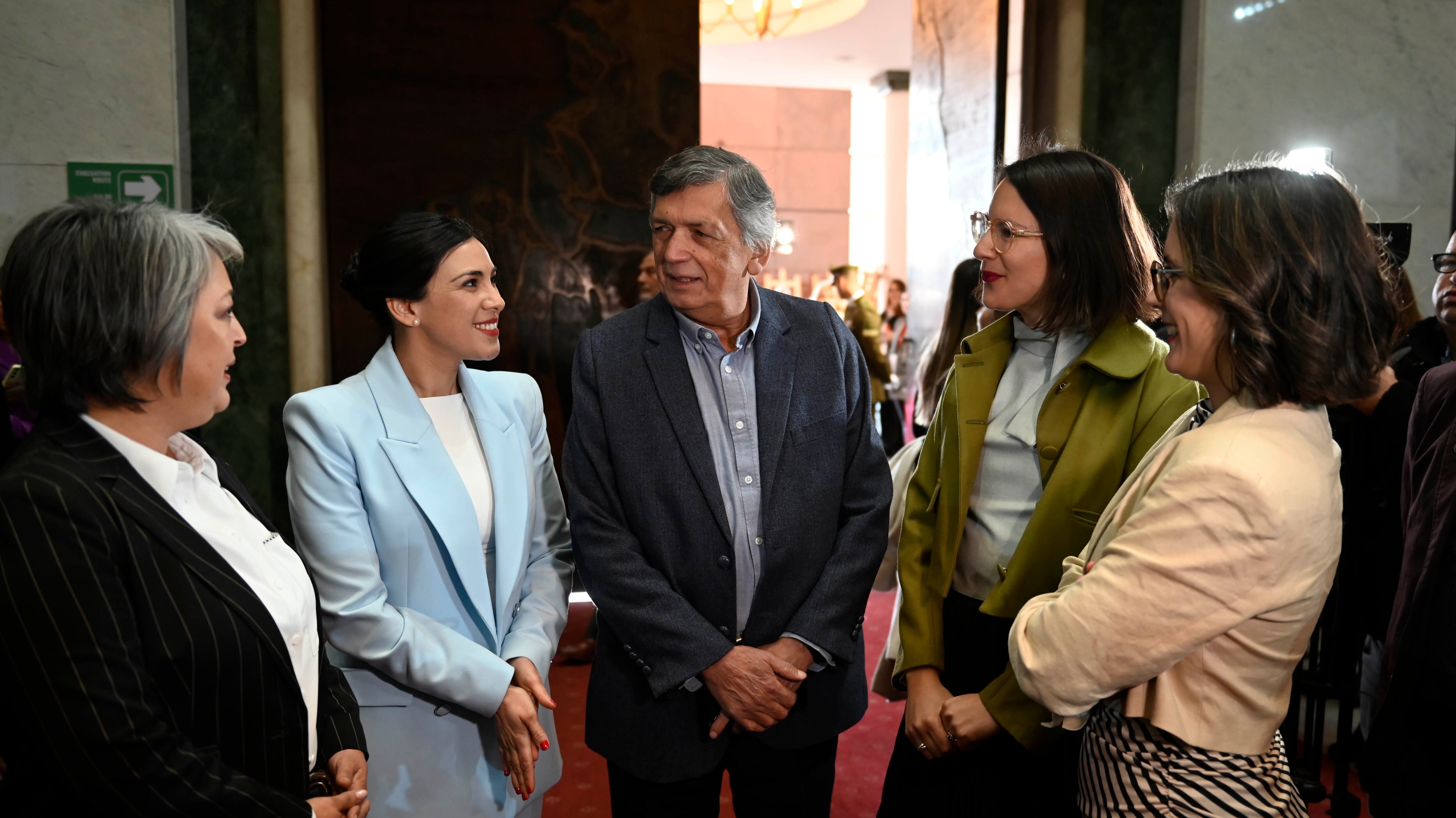 Líderes y figuras del PC: Jara, Cariola, Carmona, Hassler y Vallejo. / AGENCIAUNO