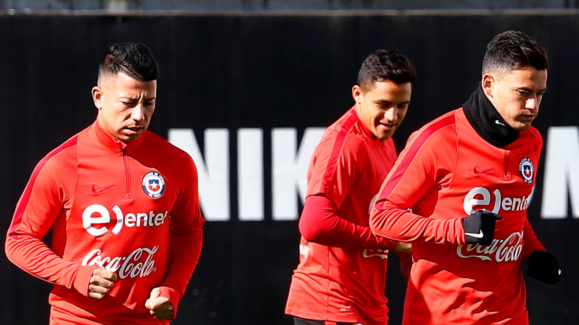 Leonardo Valencia junto a Charles Aránguiz en la Roja