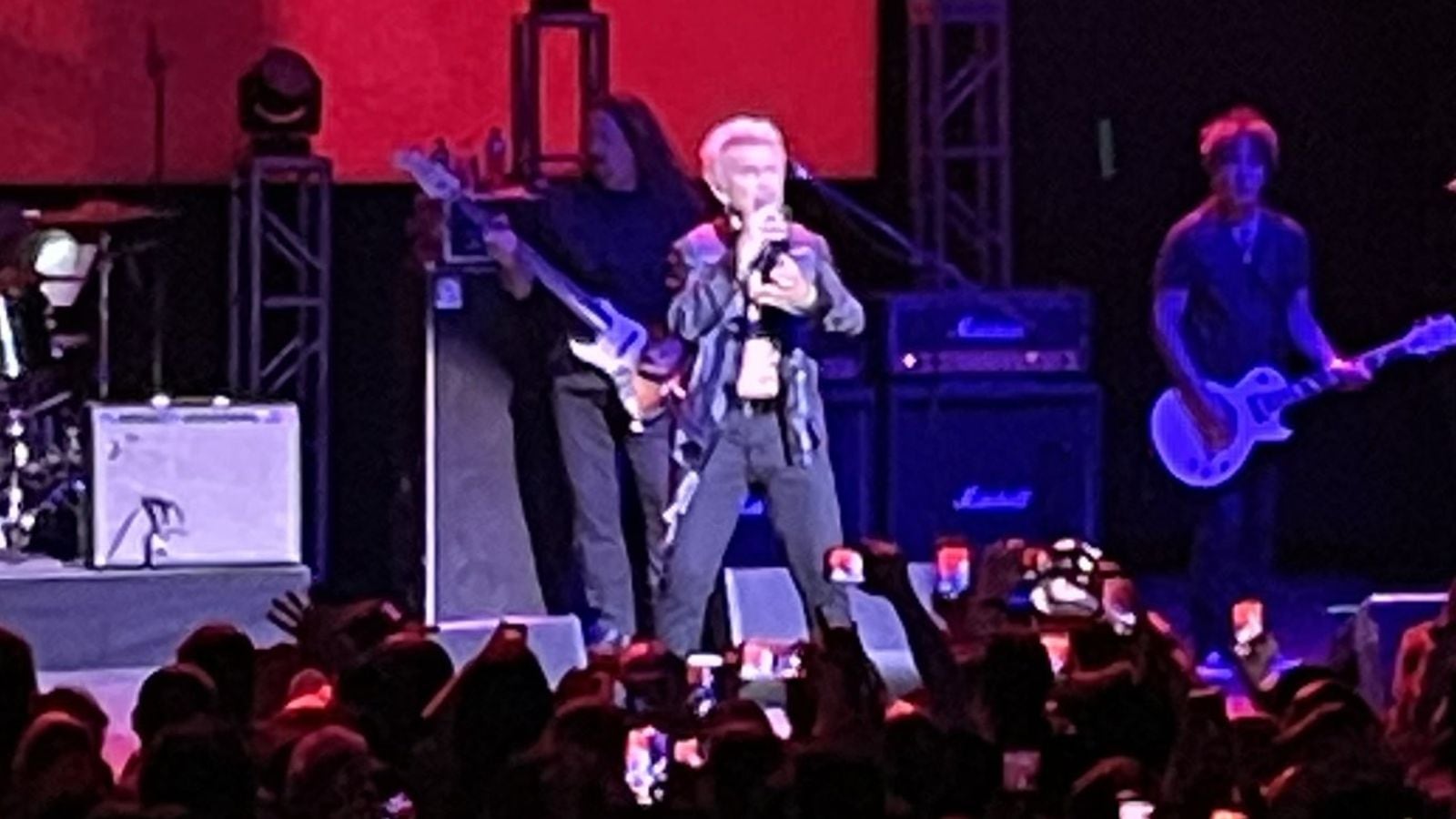 Billy Idol tuvo que parar su show en el Teatro Caupolicán por fuerte olor a lacrimógenas