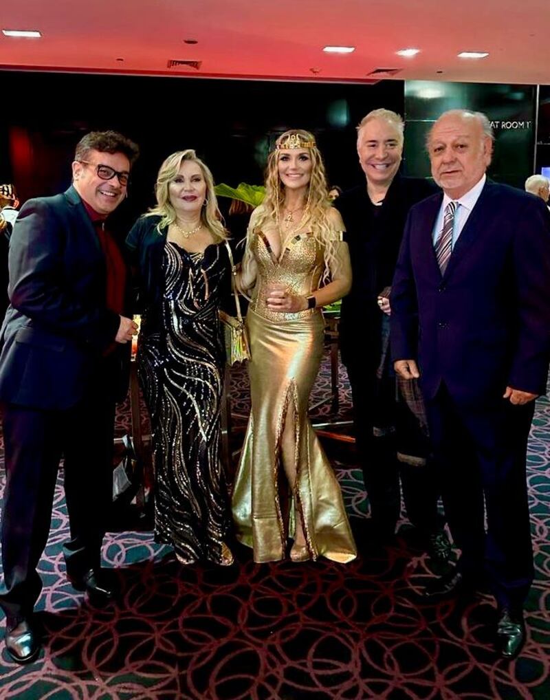 Fue una celebración a todo trapo, donde literalmente tiraron la casa por la ventana, o más, bien, el salón del Hotel W. Así lo definió el periodista Manu González, uno de los 100 invitados que llegaron al exclusivo evento para celebrar los 50 años de Kenita Larraín. Glamorosa fiesta inspirada en Egipto.
“Nos citaron a las 7:30 de la tarde. Bajabas al piso menos tres y según llegabas te recibían unas mujeres que te hacían un baile árabe. Era el recibimiento y te indicaban a qué salón tenías que acudir”, relató el panelista de Zona de Estrellas a Publimetro.
“Toda la temática de la noche era de Egipto. Te recibían dos chiquillos con los torsos desnudos y las máscaras de Anubis (guardián de las tumbas). Varios sarcófagos, con una mujer caracterizada como Cleopatra y un set de maquillaje donde te hacían el ojo y peinados”, agregó el español.
“A las 9:30 pasamos al salón principal. En la entrada nos recibió María Eugenia. Estaba con su hija y con su marido y familia. Era todo bien cabalístico. Diez mesas, cada una para 10 personas”, señaló.
Además, según reveló contó el periodista, las sorpresas comenzaron al principio de la noche, puesto que tanto su hija como su marido le tenían algo especial.
Tras cantarle el cumpleaños feliz, la pequeña sacó desde un estuche unas argollas y se las entregó a su padre para que renovara los votos con Kenita, con quien lleva ocho años casado.
“Sergio (Ader) le pidió renovación de votos y le entregaron un nuevo anillo ‘igual, pero diferente’”, relató Manu, sobre el momento que consideró el más emotivo de la velada.
El Menú
El menú fue de tres tiempos, destacando un mousse de queso de cabra con jamón curado y reducción de vino tinto.
De plato principal, carne traseada con salsa de cerveza y miel. Puré de zanahoria rostizada y relish de choclo.
Finalmente, de postres, mousse de avellana y baileys y pavlona.