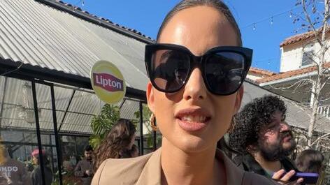 La comentarista de TNT Sport, Melina Noto, quien se encuentra preparándose para la transmisión de los juegos Panamericanos y Parapanamericanos Santiago 2023, reveló la desconocida amistad que mantiene con la integrante del reality Gran Hermano, Constanza Capelli.
Fue en el evento de Té Lipton que la argentina conversó con Publimetro y recordó los tiempos cuando trabajaba junto a Coni, en distintos eventos.
“Éramos compañeras de trabajo, me alegra mucho verla. Me alegra que esté haciendo un papel súper lindo, mostrándose auténtica. Así que, creo que es una posible ganadora. Tiene el reality en el bolsillo”.
Respecto a la personalidad de Constanza, la cual fue criticada por algunos participantes que fueron eliminados, señalando que era un personaje televisivo y no era real, Melina desmiente esas afirmaciones asegurando que es tal cual como se ve en televisión.
“(En el trabajo era) Amorosa, divina. Compartíamos jornadas súper largas, así que siempre tener una buena compañera de trabajo, creo que te potencia mucho y nos llevávamos re bien, así que le deseo lo mejor porque es muy auténtica y se está mostrando muy auténtica también”.
Además, sobre la relación con Sebastián Ramírez, le puso dedo para abajo señalando que no cree que puedan estar juntos afuera del encierro.
“Ella dijo que no se veía afuera de la casa, así que recalco sus palabras.
Sobre el programa de CHV, en sí, reconoció que no fue amor a primera vista, pero que ahora está totalmente enganchada.
“Estoy atenta, me enganché. Aparte, conocía a varias personas, por lo menos de vista, fuera del reality así que me pareció bien entretenido verlos todo el día conviviendo y discutiendo”.
Además, recordó el furor que causó en Argentina, donde también conoce a un par participantes, setenció.