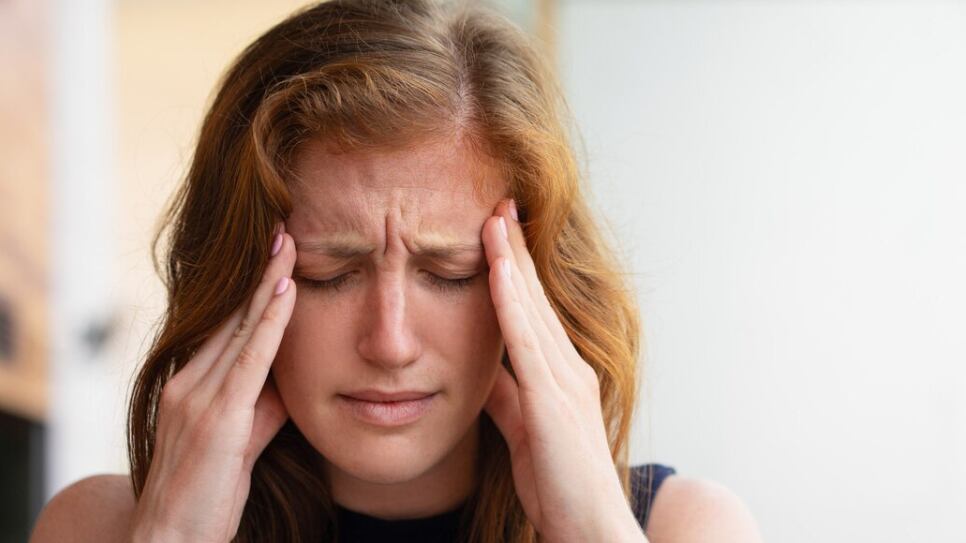 Agotado trabajador de oficina que sufre de dolor de cabeza