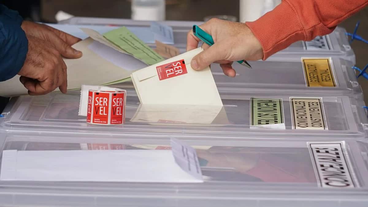 El Senado aprobó el regreso del voto obligatorio, tras obtener 41 votos a favor y 1 en contra de la senadora Fabiola Campillay (Ind) este martes.
El proyecto está en su segundo trámite constitucional, y pasará al tercero luego de que vuelva a la Cámara de Diputados tras ser modificado en la Cámara Alta.
El cambio consistió en reemplazar de la Constitución que el voto es voluntario, por definir que "en las votaciones populares, el sufragio será personal, igualitario y secreto".
Asimismo, se agregó que "el sufragio será obligatorio para los electores en todas las elecciones y plebiscitos salvo en las elecciones primarias. Una ley orgánica constitucional fijará las multas o sanciones que se aplicarán por el incumplimiento de este deber, los electores que estarán exentos de ellas y el procedimiento para su determinación".
En ese sentido, aún resta la tramitación de la ley orgánica constitucional, misma que establecerá las consecuencias legales de no ir a votar. Esta continúa en la Comisión de Constitución del Senado, a la espera de indicaciones del Ejecutivo.
Al respecto, parlamentarios de distintas bancadas valoraron el avance de la iniciativa, en vista de mejorar la representación democrática y teniendo en cuenta el rol que jugó en el plebiscito del 4 de septiembre.
El senador Gastón Saavedra (PS) sostuvo que "con voto voluntario, las elecciones se hacían con menos de la mitad de los habitantes del país y la validación social de quienes representamos a la ciudadanía era cada vez más escasa (...) El Congreso es consustancial a la democracia. De ahí la importancia de la validación social de quienes seamos elegidos para representar a la ciudadanía".
En tanto, Francisco Chahuán, presidente de RN, expresó que "la negociación más rápida del Acuerdo del 15N fue la del voto obligatorio en el plebiscito de salida. La fue a plantear Fuad Chahin y esa negociación duró 30 segundos. Creíamos que el proceso constituyente debía terminar con un plebiscito de salida con voto obligatorio (...) La democracia representativa necesita urgentemente que el voto obligatorio sea restablecido".
En la misma línea, Enrique Van Rysselberghe (UDI) aseguró que la obligatoriedad de voto "forzará a los candidatos a elección popular a dejar de buscar apoyos mínimos para salir electos y a hablar a fanáticos de sus ideas, y les impondrá la tarea y el deber de socializar y difundir sus propuestas al mayor número de ciudadanos posibles, lo que moderará el debate político y devolverá la sensatez que los chilenos esperan".
Por su parte, Esteban Velásquez (FRVS) señaló que "hemos ingresado hace algunas semanas un proyecto para reestablecer la asignatura de formación cívica, porque claramente cuando en su instante se estableció el voto voluntario fue casi una moda, pero no fuimos al fondo, porque se trata de entregar las herramientas de orden formativo para que el ciudadano tenga los elementos necesarios. Si no, podríamos caer en la tentación de legislar para el momento".