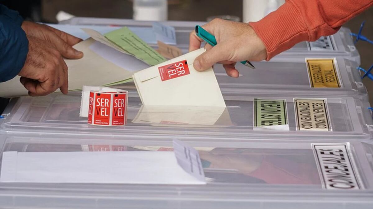 El Senado aprobó el regreso del voto obligatorio, tras obtener 41 votos a favor y 1 en contra de la senadora Fabiola Campillay (Ind) este martes.
El proyecto está en su segundo trámite constitucional, y pasará al tercero luego de que vuelva a la Cámara de Diputados tras ser modificado en la Cámara Alta.
El cambio consistió en reemplazar de la Constitución que el voto es voluntario, por definir que "en las votaciones populares, el sufragio será personal, igualitario y secreto".
Asimismo, se agregó que "el sufragio será obligatorio para los electores en todas las elecciones y plebiscitos salvo en las elecciones primarias. Una ley orgánica constitucional fijará las multas o sanciones que se aplicarán por el incumplimiento de este deber, los electores que estarán exentos de ellas y el procedimiento para su determinación".
En ese sentido, aún resta la tramitación de la ley orgánica constitucional, misma que establecerá las consecuencias legales de no ir a votar. Esta continúa en la Comisión de Constitución del Senado, a la espera de indicaciones del Ejecutivo.
Al respecto, parlamentarios de distintas bancadas valoraron el avance de la iniciativa, en vista de mejorar la representación democrática y teniendo en cuenta el rol que jugó en el plebiscito del 4 de septiembre.
El senador Gastón Saavedra (PS) sostuvo que "con voto voluntario, las elecciones se hacían con menos de la mitad de los habitantes del país y la validación social de quienes representamos a la ciudadanía era cada vez más escasa (...) El Congreso es consustancial a la democracia. De ahí la importancia de la validación social de quienes seamos elegidos para representar a la ciudadanía".
En tanto, Francisco Chahuán, presidente de RN, expresó que "la negociación más rápida del Acuerdo del 15N fue la del voto obligatorio en el plebiscito de salida. La fue a plantear Fuad Chahin y esa negociación duró 30 segundos. Creíamos que el proceso constituyente debía terminar con un plebiscito de salida con voto obligatorio (...) La democracia representativa necesita urgentemente que el voto obligatorio sea restablecido".
En la misma línea, Enrique Van Rysselberghe (UDI) aseguró que la obligatoriedad de voto "forzará a los candidatos a elección popular a dejar de buscar apoyos mínimos para salir electos y a hablar a fanáticos de sus ideas, y les impondrá la tarea y el deber de socializar y difundir sus propuestas al mayor número de ciudadanos posibles, lo que moderará el debate político y devolverá la sensatez que los chilenos esperan".
Por su parte, Esteban Velásquez (FRVS) señaló que "hemos ingresado hace algunas semanas un proyecto para reestablecer la asignatura de formación cívica, porque claramente cuando en su instante se estableció el voto voluntario fue casi una moda, pero no fuimos al fondo, porque se trata de entregar las herramientas de orden formativo para que el ciudadano tenga los elementos necesarios. Si no, podríamos caer en la tentación de legislar para el momento".