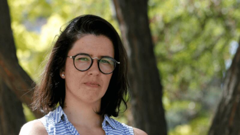 “Blanquea la imagen de un perpetrador”: Familiares de Detenidos Desaparecidos reaccionan a despido de Isabel Amor del Sernameg