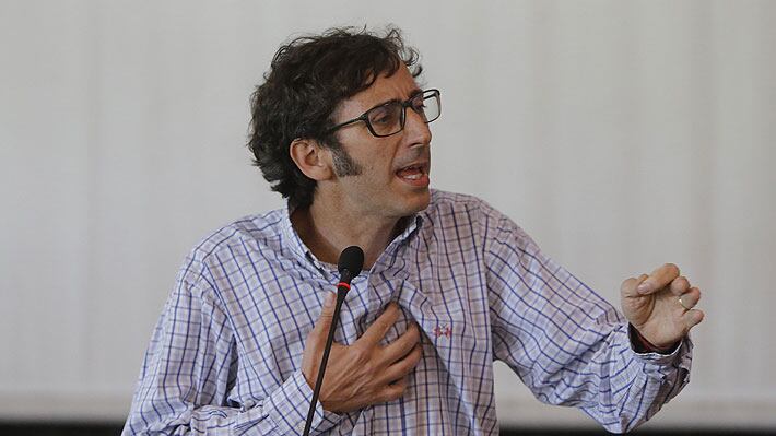 Matías del Río golpea la mesa y envía correo a directorio de TVN pidiendo apoyo.